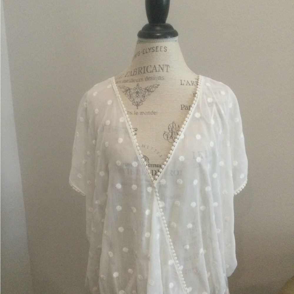 Cabi XL white sheer Swiss dot V neck top with cap sleeves & elastic waist